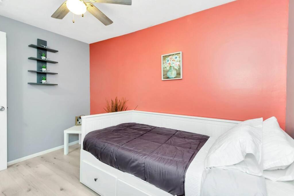 Cozy Bungalow With Patio & Grill, Private And Location Tampa Bagian luar foto