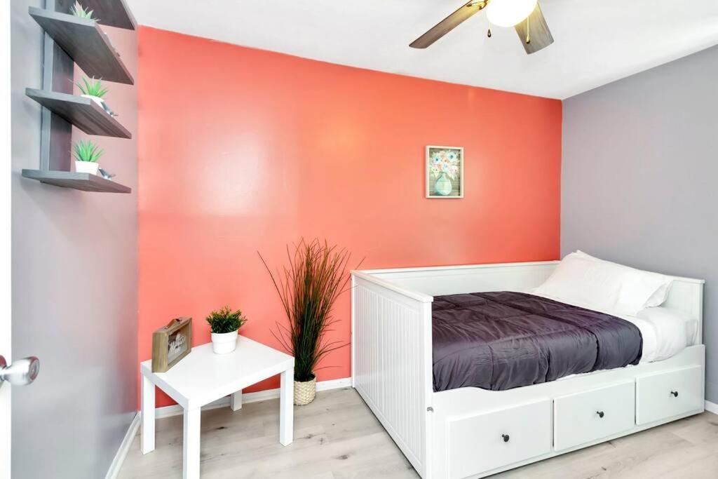 Cozy Bungalow With Patio & Grill, Private And Location Tampa Bagian luar foto