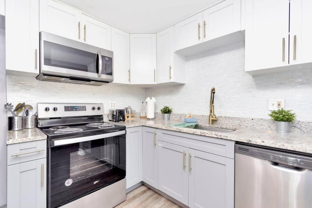 Cozy Bungalow With Patio & Grill, Private And Location Tampa Bagian luar foto